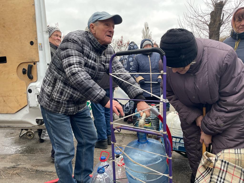 Residents in Mykolaiv queue to collect drinking water from huge tanks in trucks after their pumping stations were destroyed by missiles. (22/12/2022) 