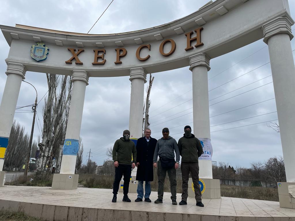 Lord Ashcroft with Ukrainian Special Forces operatives arriving at Kherson, close to the frontline. (23/12/2022)