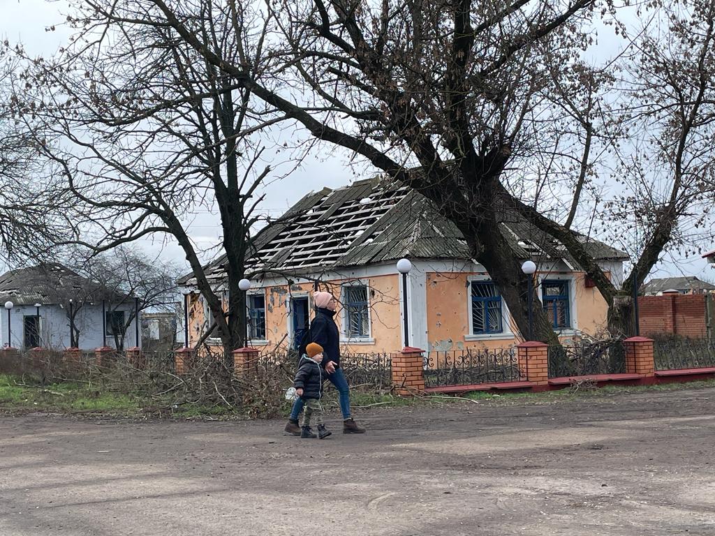 Residents start to return to the destroyed village of Posad Pokrovsk, near Kherson. (23/12/2022) 